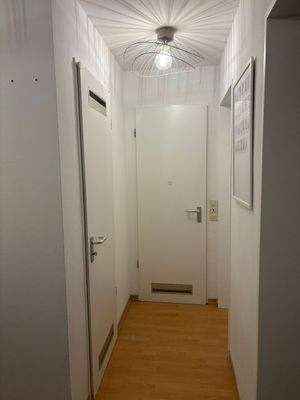 Heller Flur mit Türen