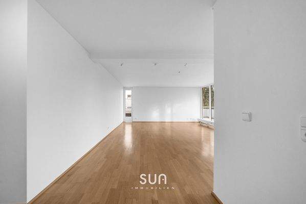 LICHTDURCHFLUTETES WOHNZIMMER