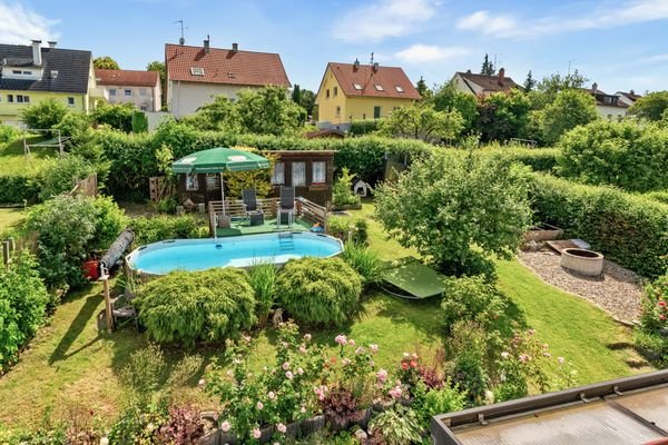 Blick in den Garten von Badezimmer in DG