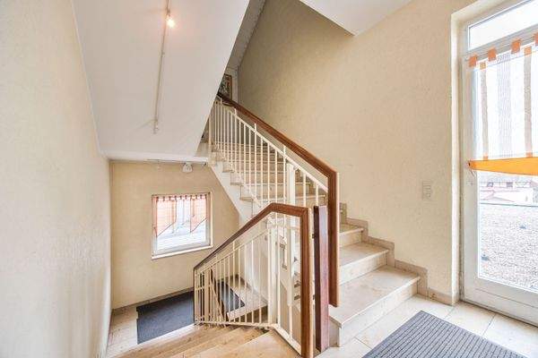 Geräumiges Treppenhaus