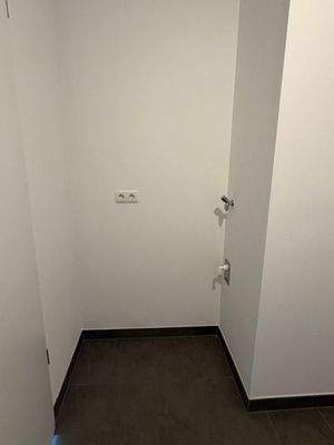 Hinter der Tür im Badezimmer Niche für Waschmaschine und Trockner