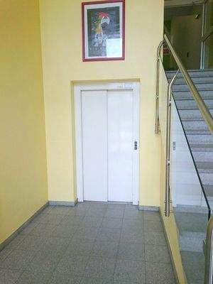 Treppenhaus mit Aufzug