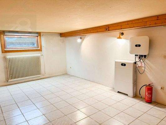 Keller Hobbyraum mit PV-Speicher