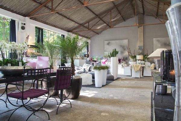 Die Ausstellungshalle mit den großen Fensterfronten