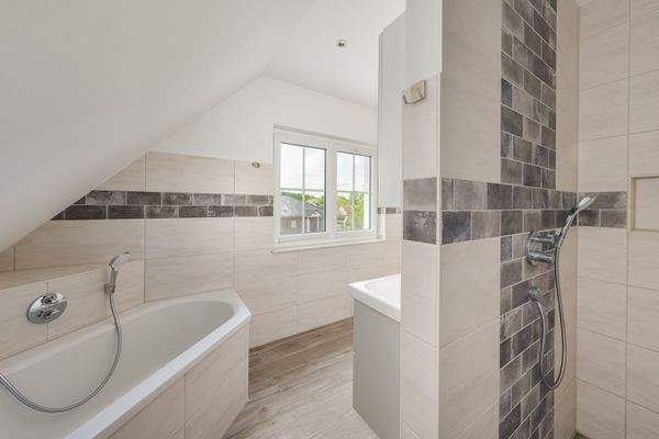 Mit bodengleicher Dusche