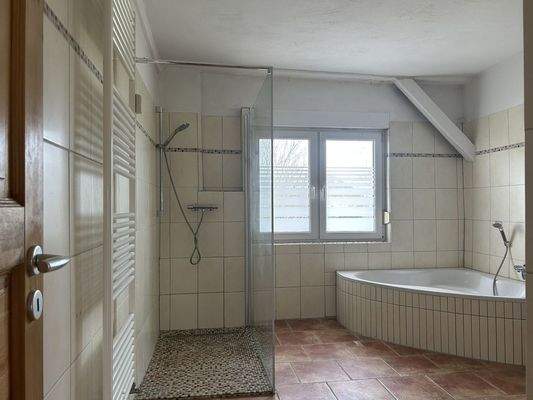 Das große Bad im Obergeschoss