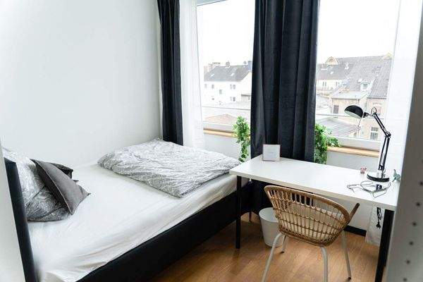 Helles Zimmer mit Schreibtisch