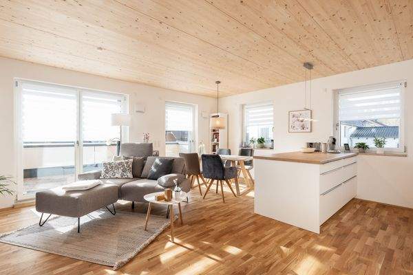 Musterbild lichtdurchfluteter Wohn- und Essbereich