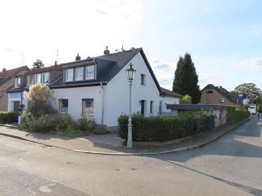 Ansicht HAUS mit Garage und Nebentrakt