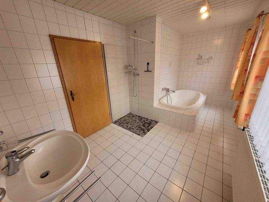 Badezimmer mit Fenster