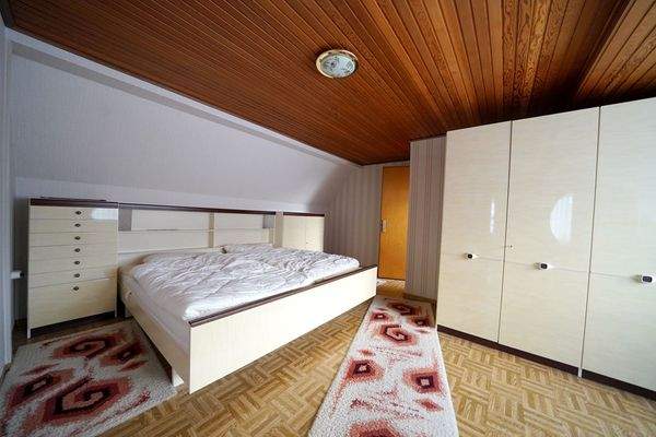 großes Schlafzimmer im Obergeschoss