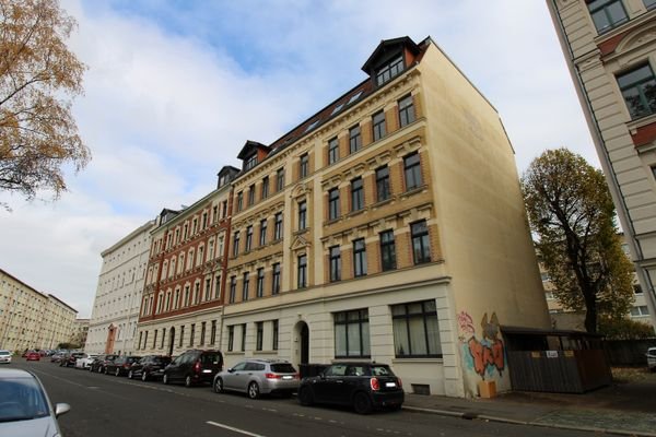 Außenansicht mit Nachbarschaftsbebauung