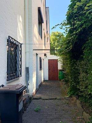 Gang hinter dem Haus