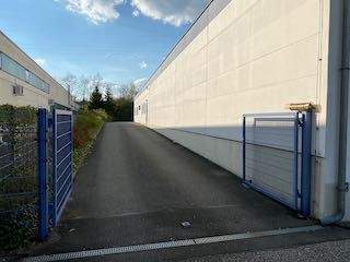 Einfahrt zu hinterem Eingang und Fläche.