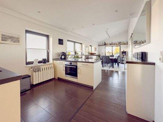 Die große Küche samt Kücheninsel im OG