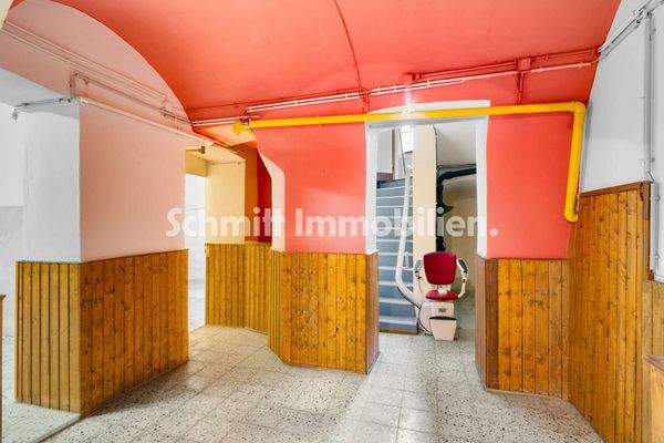 KG - Vorplatz und Treppenlift