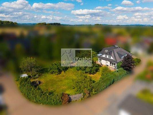... und großem Grundstück!