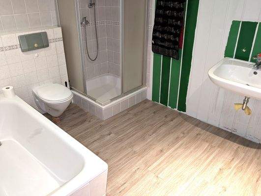 Bad mit Wanne und Dusche oben