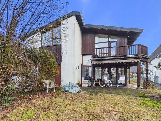 Gartenansicht auf Terrasse und Balkon