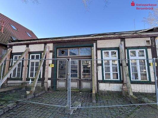 Nord-Ost-Ansicht, Straßenfront