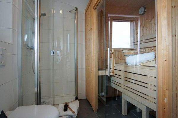 Dusche und Sauna im Badezimmer