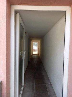 Eingang und Flur zur Rückseite