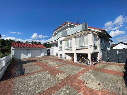 Hofeinfahrt mit beiden Innehofzugängen