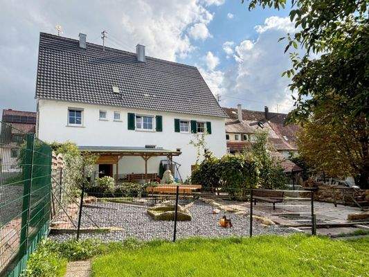 Hausansicht mit großem Garten