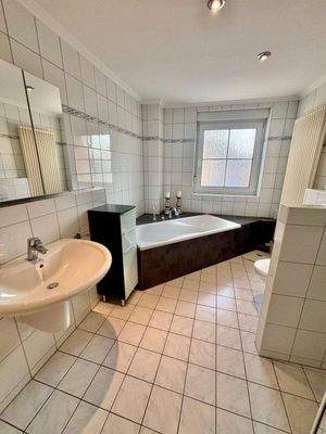 WE2 Tageslichtbad mit Wanne und Dusche