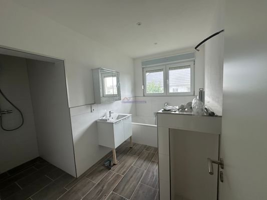 Bad mit Wanne und DuschEke