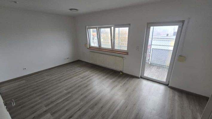 Helles Wohnzimmer mit Balkon..