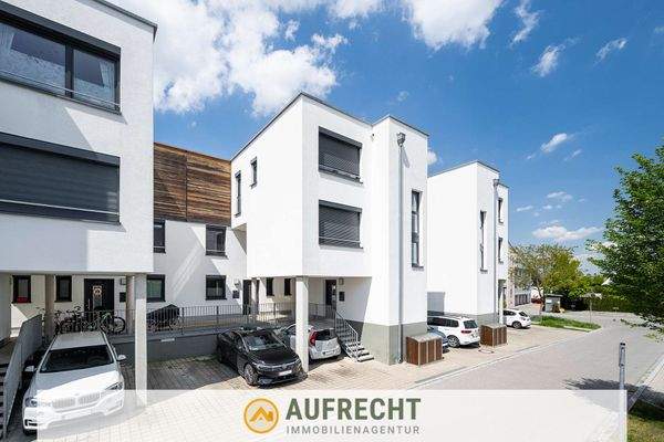 Hausansicht mit Stellplatz