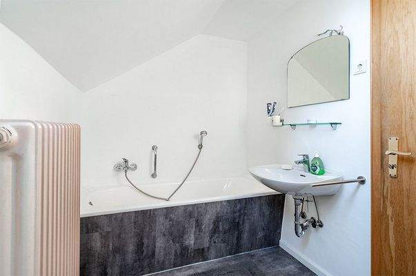 Bad im Dachgeschoss mit Wanne