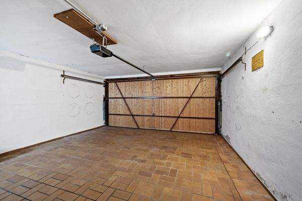 Doppelgarage mit Hauszugang