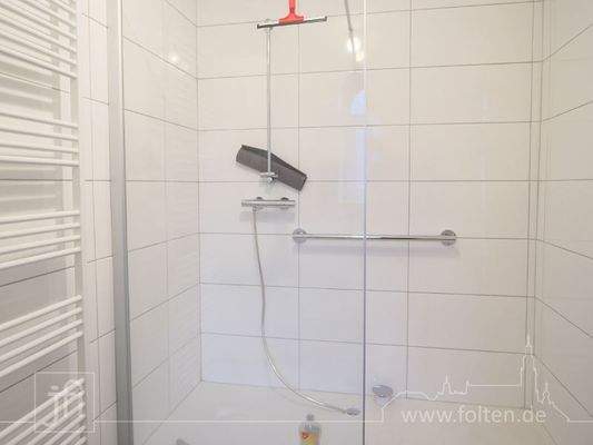 ...mit großer fast bodengleicher Dusche