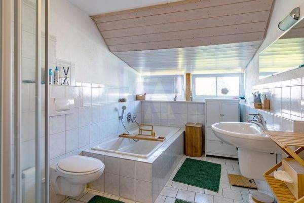 Bad mit Wanne u. Dusche