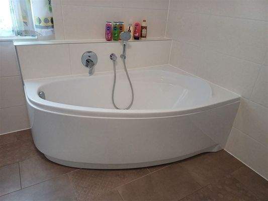 und herrlicher Eckbadewanne