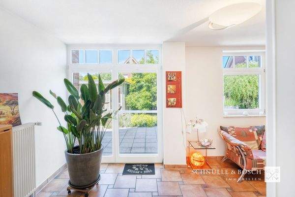 Vom Wohn/-Gesprächszimmer gelangen Sie direkt in den Garten