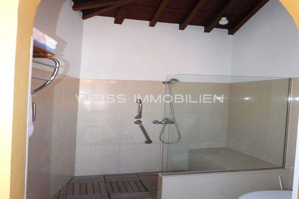 Große stilvolle Duschkabine 