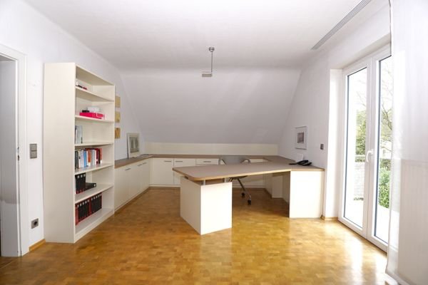 DG Büro Schlafzimmer mit Balkon