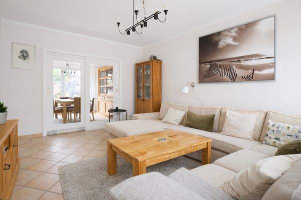 Wohnzimmer mit Blick in das Esszimmer