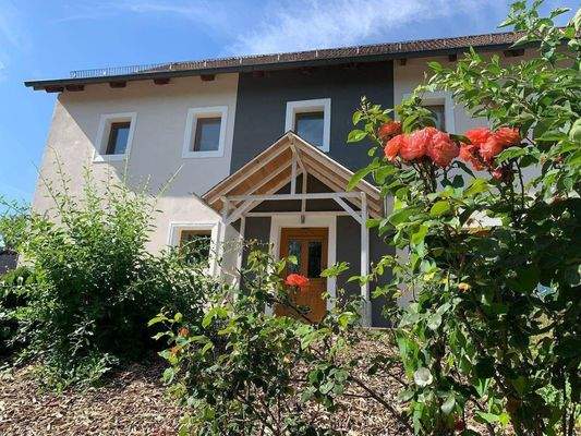 Frontansicht mit Rosen.JPG