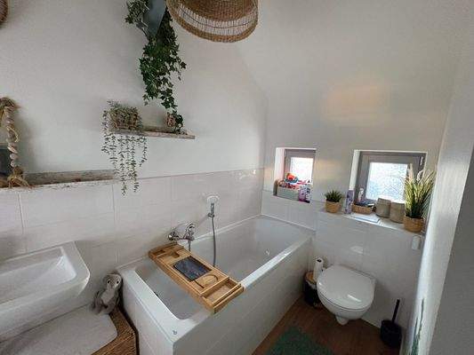 Badezimmer mit Wanne oben