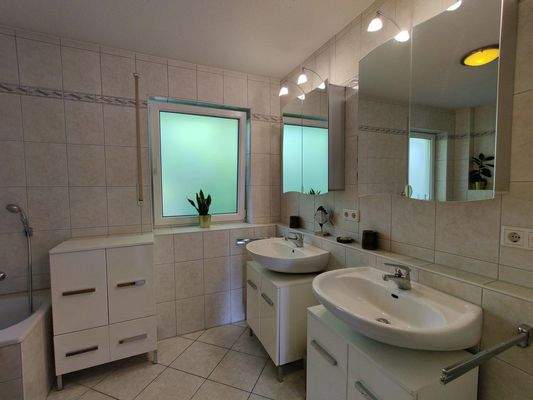 Hauptbad mit Fußbodenheizung