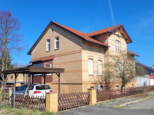 Außenansicht mit Carport