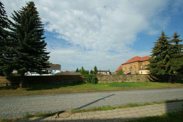 Straßenseitiger Blick