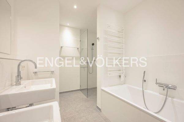 Modernes Vollbad mit Doppelwaschtisch, bodengleicher Dusche und Badewanne.