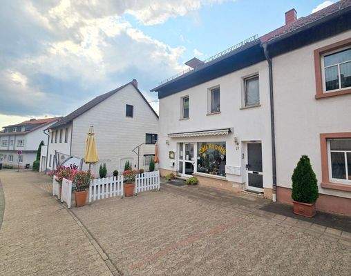 Straßenseite mit Stellplätzen 