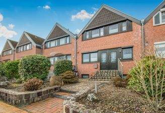 Vorgarten mit Zugang zum schönen Mittelreihenhaus