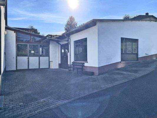 Werkstatt und Hof mit Carport